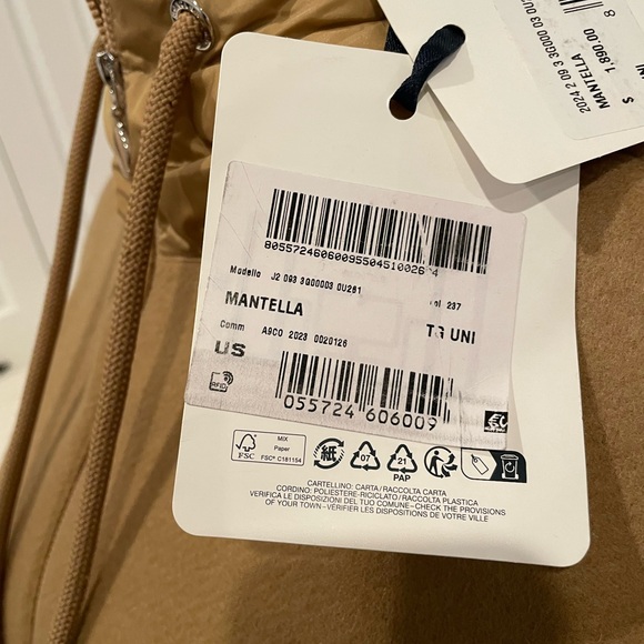 Moncler Camel Cape with Logo - Picture 8 of 9